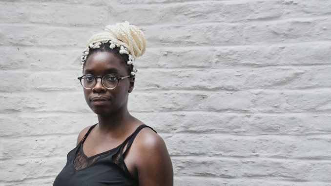 photo d'Emmanuelle Nsunda avec un foulard dans les cheveux