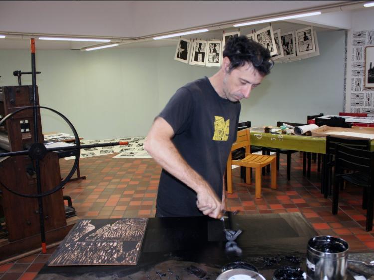 Portrait d'Olivier Deprez dans son atelier