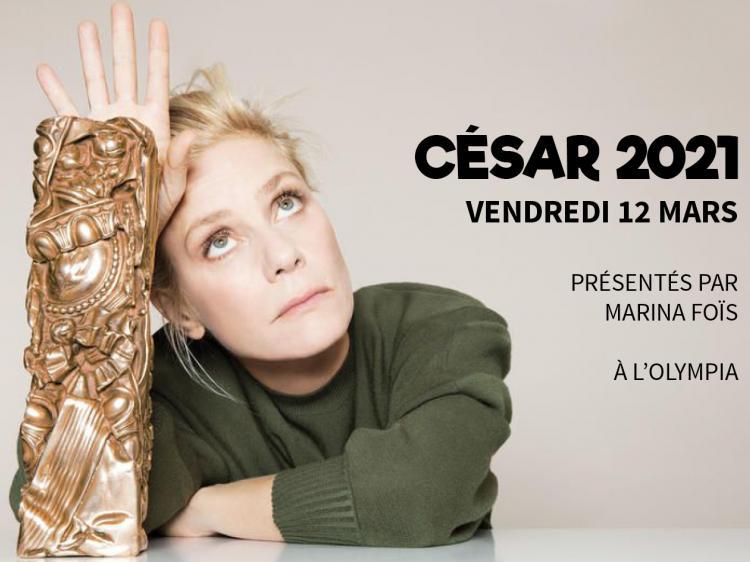 femme blanche et blonde devant une statuette des César