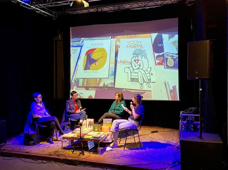 table ronde avec livres projetés sur toile