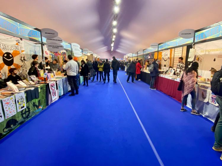 chapiteau avec tapis bleu et tables à droite et à gauche