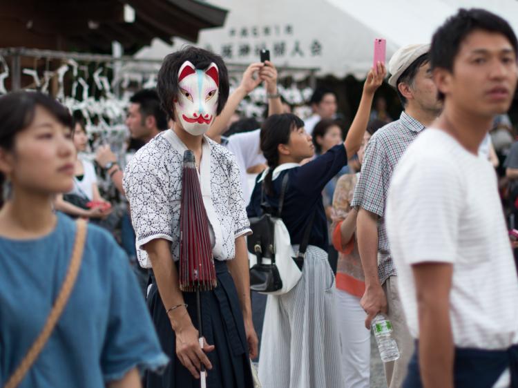 homme avec un masque dans une foule