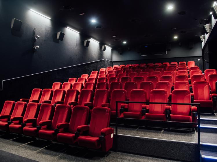salle de cinéma avec sièges rouges vides
