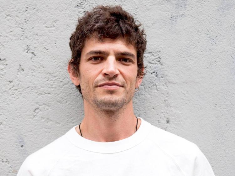 homme aux cheveux courts avec t-shirt blanc