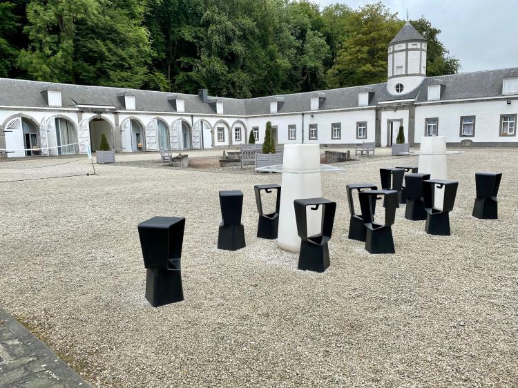 table hautes, gravier et dépendance d'une chateau