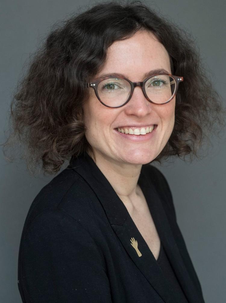 portrait d'Adrienne Nizet souriante