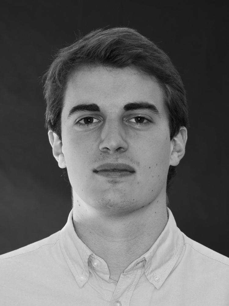 portrait d'un jeune homme en noir et blanc