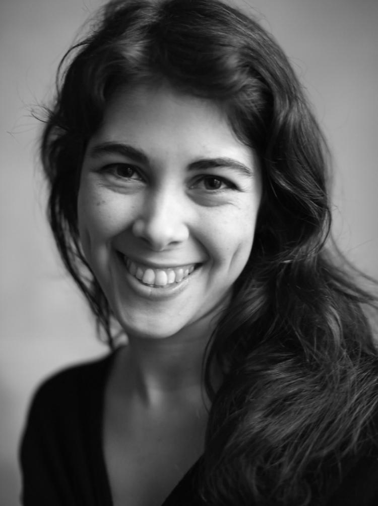 photo femme en noir et blanc avec des cheveux longs noirs et de fossettes