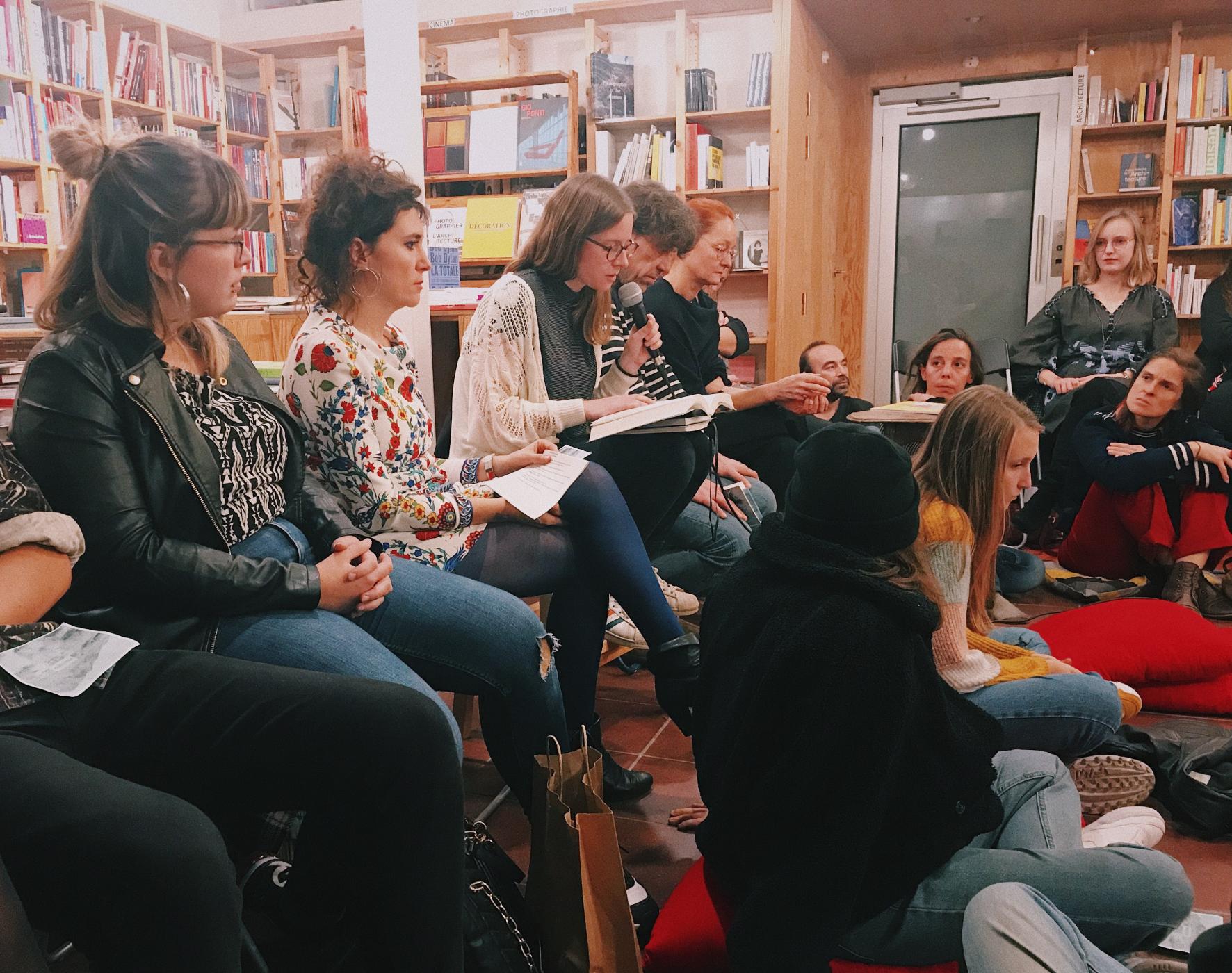 photo d'une rangée de personnes dans une librairie