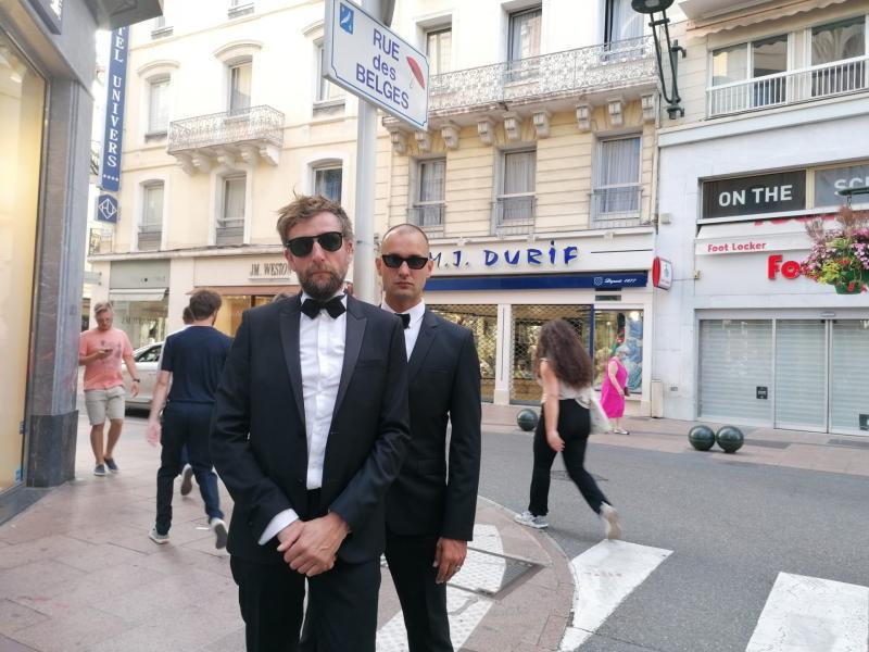 deux hommes en costume dans la rue