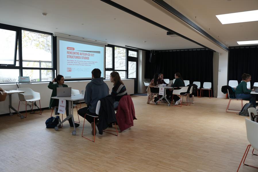 salle avec personnes assises par tables de 4