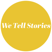 rond doré avec "We Tell Stories" écrit en blanc à l'intérieur