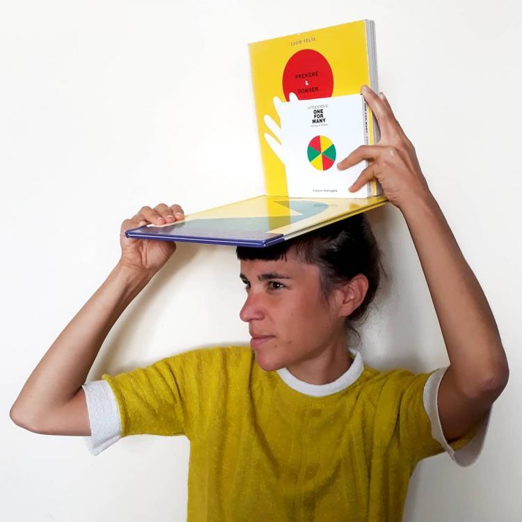 femme portant un livre sur sa tête