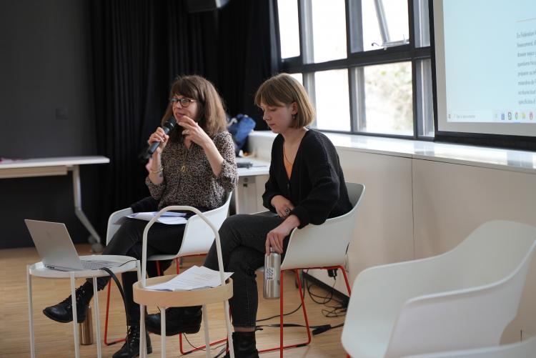 deux femmes avec un carré brun