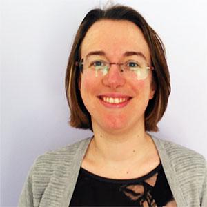 photo d'un femme avec un carré brun et des lunettes sans monture