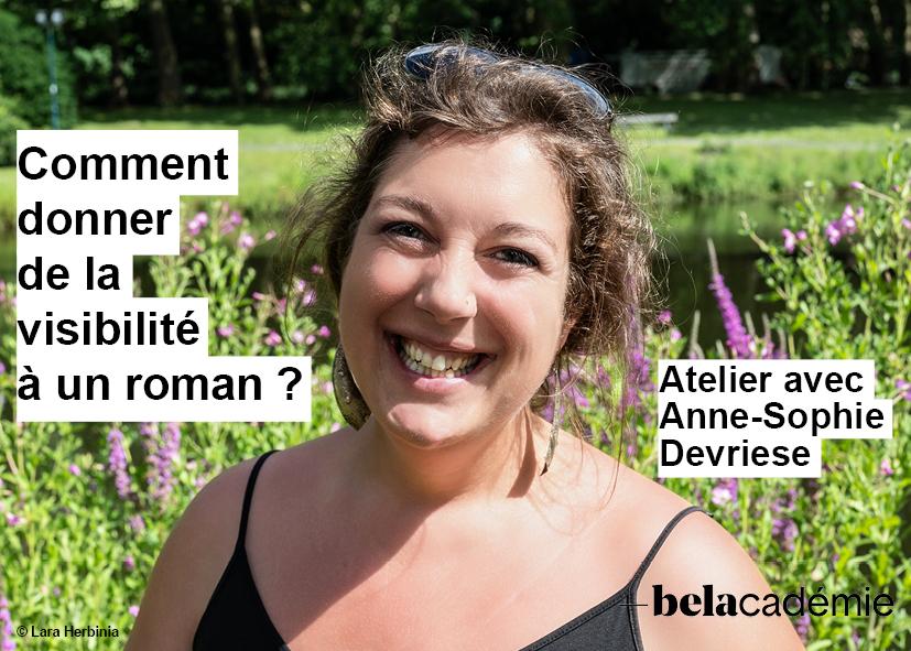 femme souriante dans un jardin